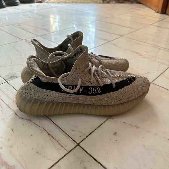 YEEZY BOOST 350 V2 main image 4